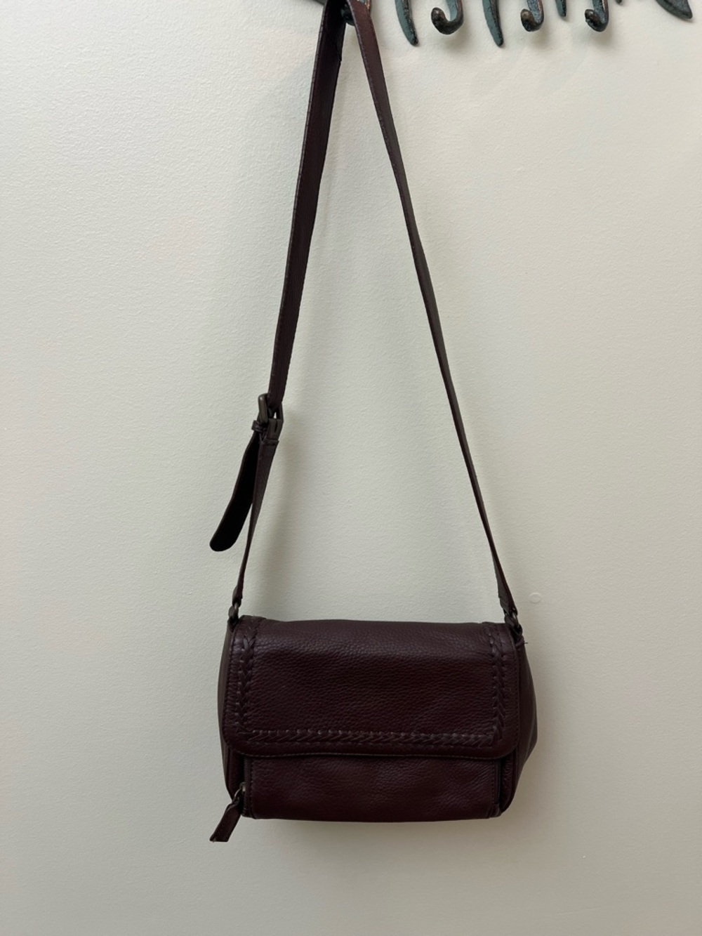Eddie Bauer Dark Brown Leather Crossbody Bag Purse. GUC